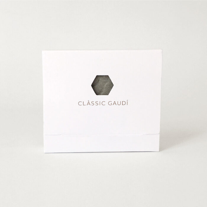 Vista frontal del Clàssic Gaudí amb packaging per a la botiga d'artesania a Barcelona