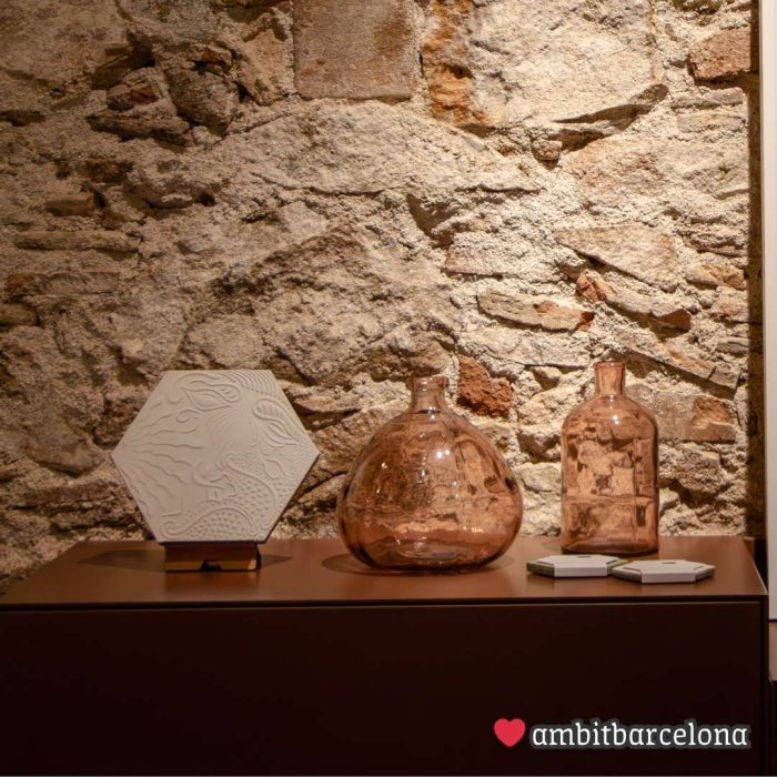 Panot hexagonal decoracio salo Gaudi Barcelona shop Petit Gaudí & Àmbit Barcelona