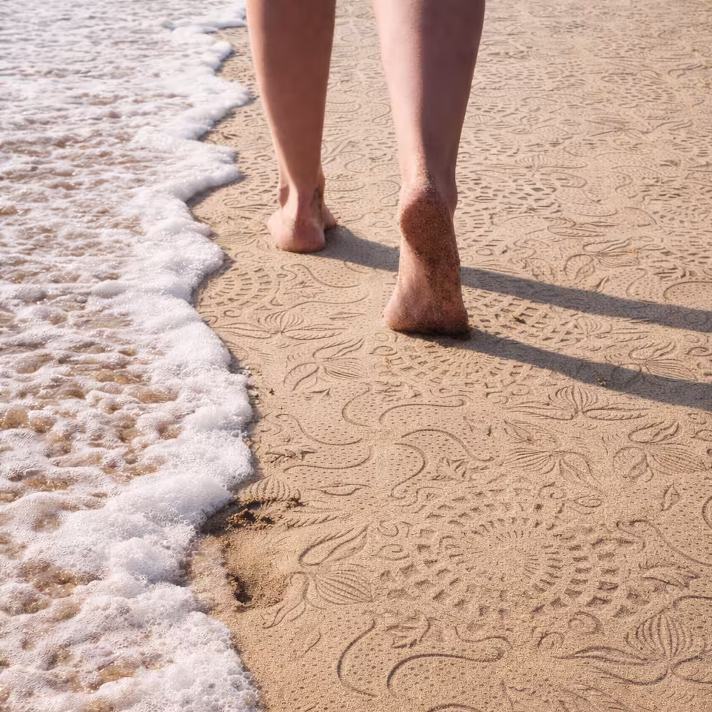 Caminando por el mosaico Gaudí en la Playa de Barcelona Caminando por el mosaico Gaudí en la Playa de Barcelona