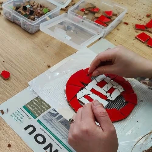 Taller trencadís escuelas Barcelona composición de logo
