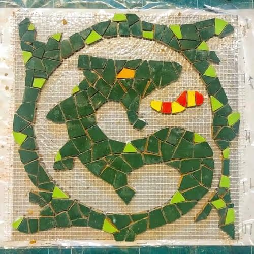 Trencadís dragón Sant Jordi Barcelona artesanía mosaico