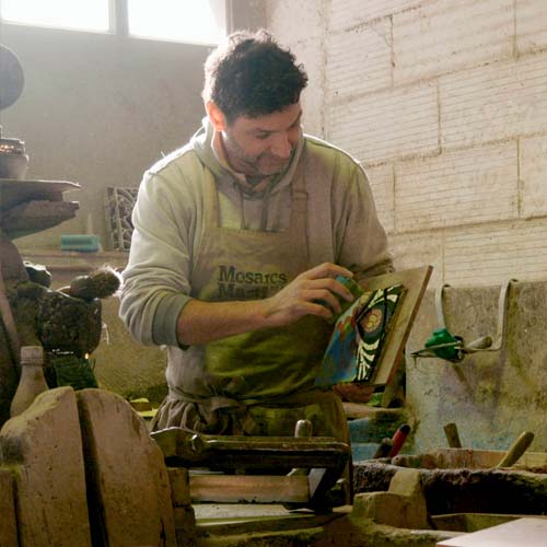 Obra de arte en mosaico del artista Gal Hart mostrando un diseño fluido