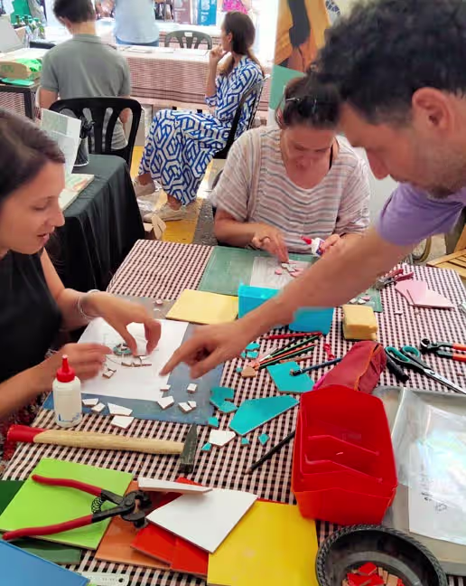 El artesano Gal Hart en el taller de Trencadís de la Fira Modernista de Barcelona