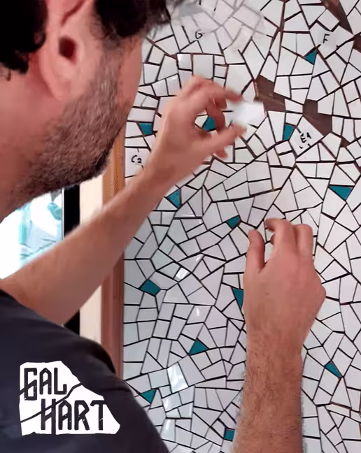 El artesano Gal Hart trabajando en un mosaico