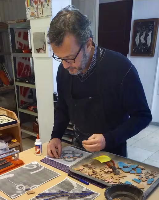 El artesano Iván Muñoz en el Petit Taller de Trencadís de Barcelona