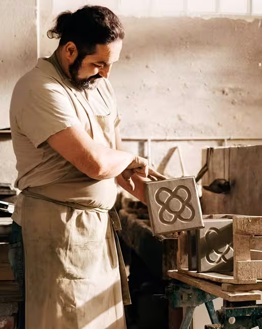 Jaime Torrejon – Mosaista en Mosaics Martí (Manresa) Fabricación original taller Mosaics Marti