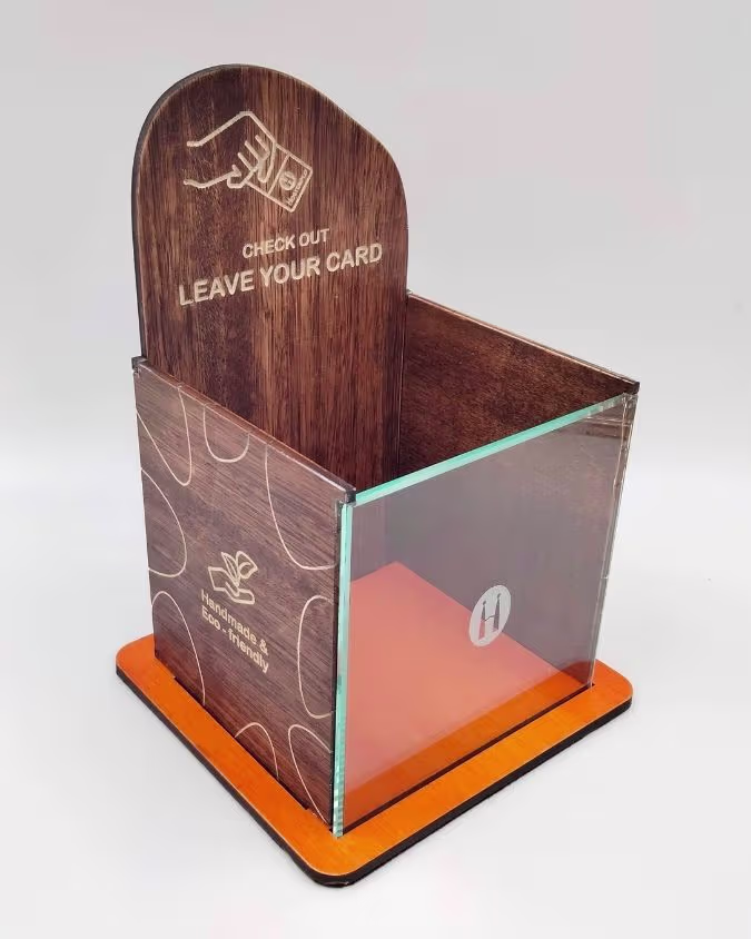 Útil de madera y cristal para tarjetas Hotel Hostemplo Barcelona