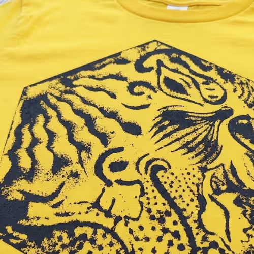 Taller artístico de estampacion del panot Gaudí sobre camiseta amarilla Hannah Berestizhevsky Barcelona Taller artístico de estampacion del panot Gaudí sobre camiseta amarilla Hannah Berestizhevsky Barcelona