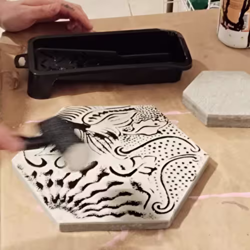 Taller artístico de estampación Gaudí Hannah Berestizhevsky en Petit Comité Taller artístico de estampación Gaudí Hannah Berestizhevsky en Petit Comité