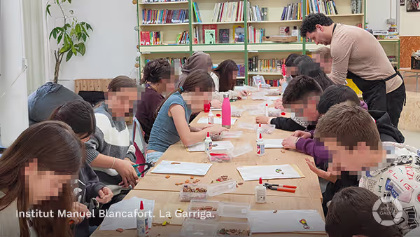 Artesano y alumnado crean sus obras de Gaudí en el taller de trencadis