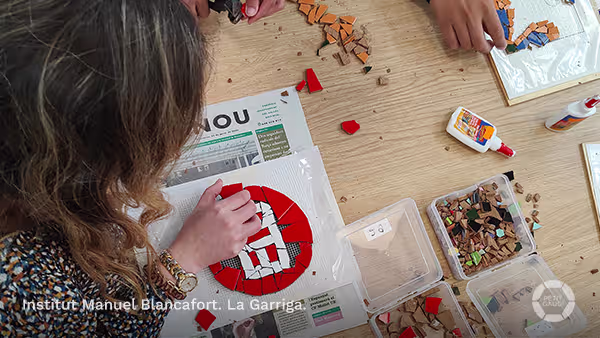 Detalle de creación compartida logo Institut Manuel Blancafort con técnica de trencadis