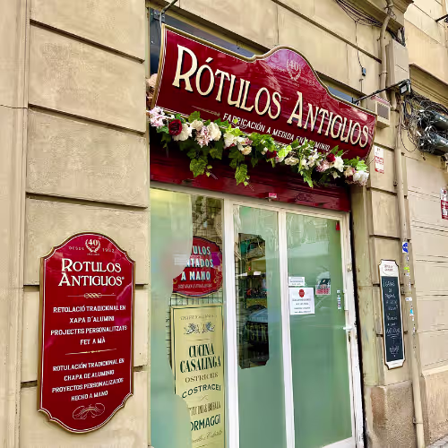 Fachada Rótulos Antiguos en Barcelona Fachada Rótulos Antiguos en Barcelona