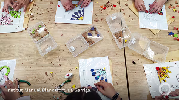 Momento creacion alumnado ESO Institut Manuel Blancafort Taller mosaico Trencadis en Barcelona