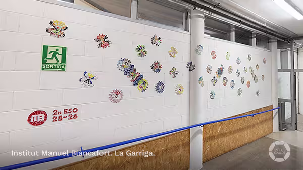 Mural colectivo con la técnica del trencadís para 90 alumnos del Institut Manuel Blancafort