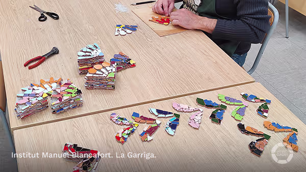 Preparación de las obras de trencadís acabadas por los alumnos artesanos de Instituto en Barcelona