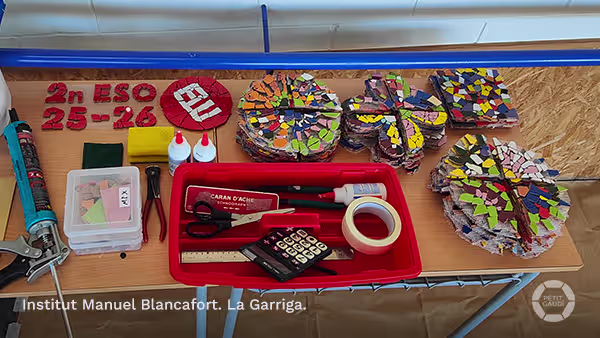 Presentación del material y obras para la composición del mural colectivo de trencadis