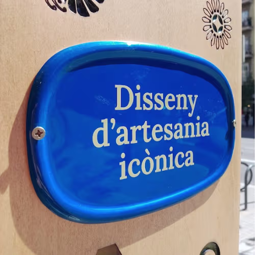 Rótulo antiguo detalle entrada de la tienda Petit Gaudí Rótulo antiguo detalle entrada de la tienda Petit Gaudí