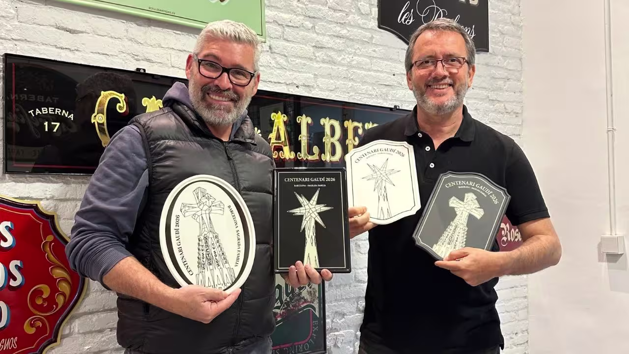 Rótulos antiguos y Petit Gaudí unidos por la artesanía tradicional Davide de Rótulos antiguos e Iván de Petit Gaudí unidos por la artesanía tradicional