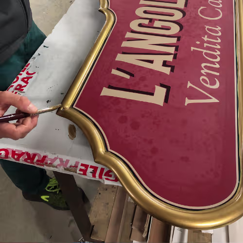 Acabado de calidad en rótulos antiguos pintados a mano en Barcelona Acabado de calidad en rótulos antiguos pintados a mano en Barcelona