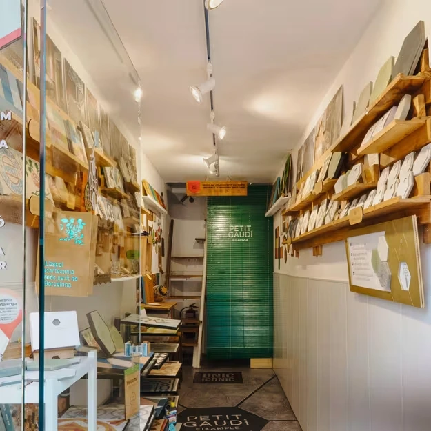 Tienda de artesanía Petit Gaudí Eixample 10m² Tienda de artesanía Petit Gaudí Eixample 10m²