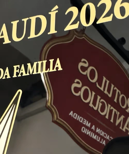 Detalle del brillo del rótulo negro de aluminio Centenari Gaudí 2026