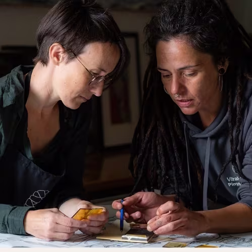Can Pinyonaire diseño y creación de vidrieras artesanales para el Club de los 25
