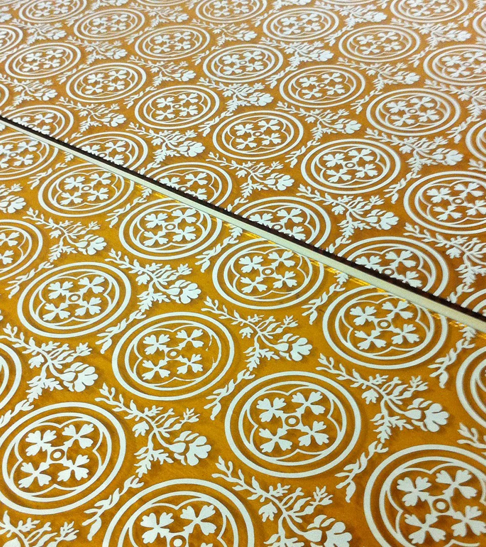 Can Pinyonaire creación de vidriera ornamental con motivos decorativos