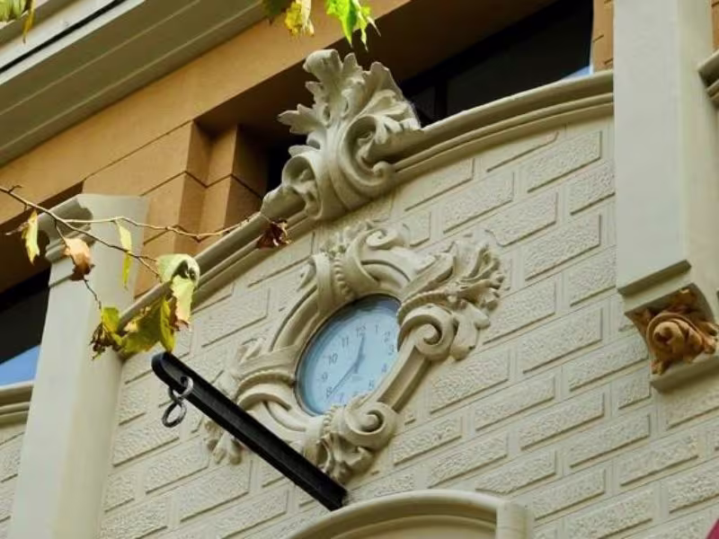 Detalle modernista en la fachada de Hostemplo cerca de la Sagrada Família