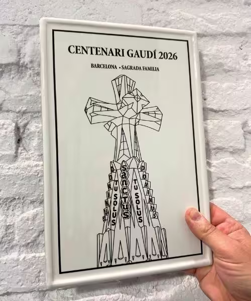 Rótulo de aluminio artesanal Centenari Gaudí 2026 en blanco y negro.
