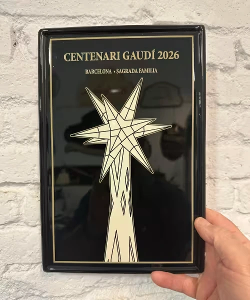 Rótulo de aluminio artesanal Centenari Gaudí 2026 en negro brillante