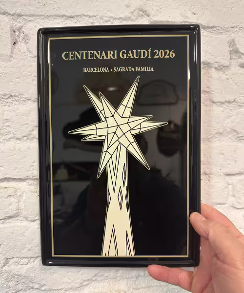 Rótulo de aluminio artesanal Centenari Gaudí 2026 en negro brillante