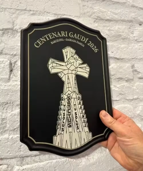 Rótulo escudo negro brillante Torre Jesús Centenari Gaudí 2026