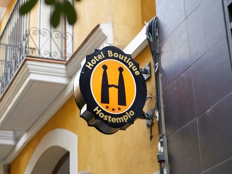 Rótulo exterior del Hotel Boutique Hostemplo en Barcelona junto a la Sagrada Família