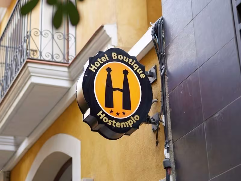 Rótulo exterior del Hotel Boutique Hostemplo en Barcelona junto a la Sagrada Família