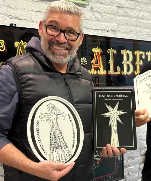 Rótulos de aluminio en Barcelona diseñados en Petit Gaudí y hechos a mano por Rótulos Antiguos
