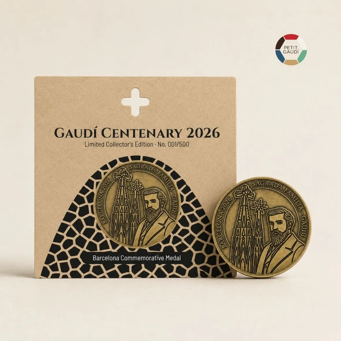 Blister de presentación de la medalla Gaudí Centenary 2026 con medalla frontal junto al packaging.