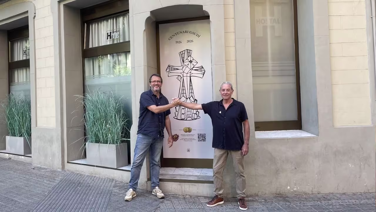 Iván Muñoz y Carlos Ruiz de Hostemplo el día de la colocación del cartel conmemorativo del Centenario Gaudí 2026.