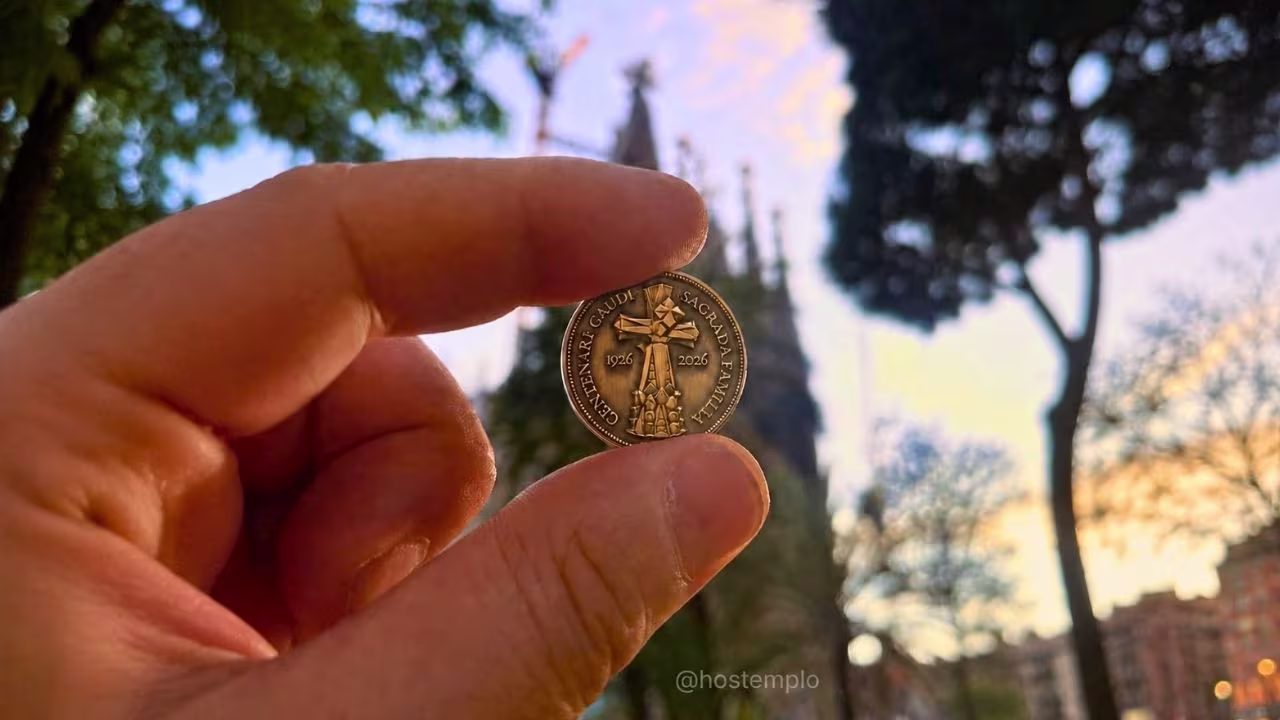 Medalla conmemorativa Gaudí 2026 Edición Hostemplo frente a la Sagrada Família Medalla conmemorativa Gaudí 2026 Edición Hostemplo sostenida frente a la Sagrada Família de Barcelona.