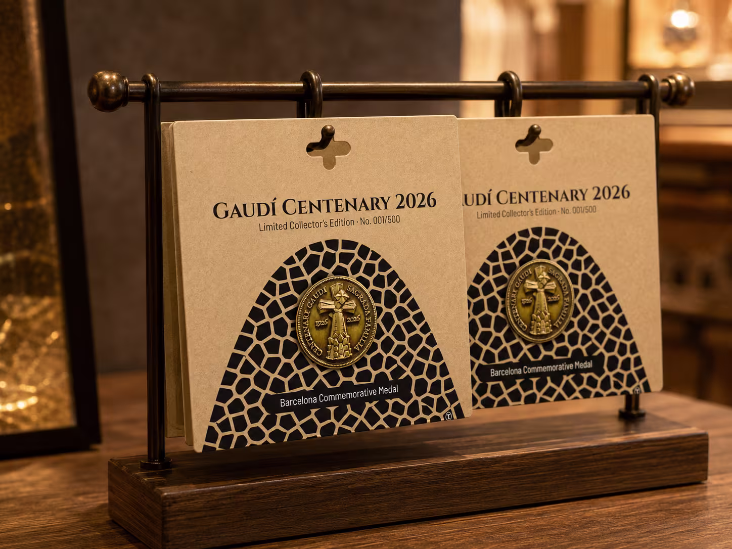 Expositor clásico con blisters de la medalla conmemorativa Gaudí 2026 disponible en Hostemplo, cerca de la Sagrada Família.