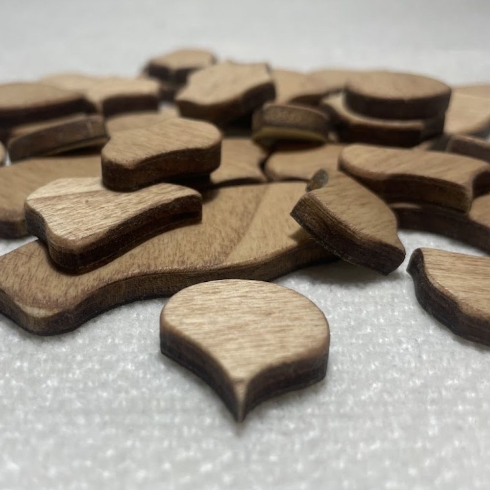 Primer plano de las piezas sueltas del Puzzle Trencadís de madera