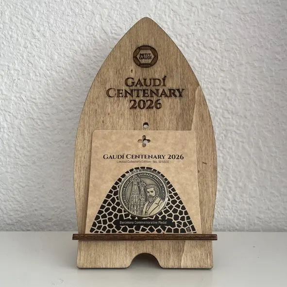 Expositor de madera para Medalla Gaudí Centenary 2026 Expositor de madera Petit Gaudí con medalla conmemorativa Gaudí Centenary 2026 en blister kraft.