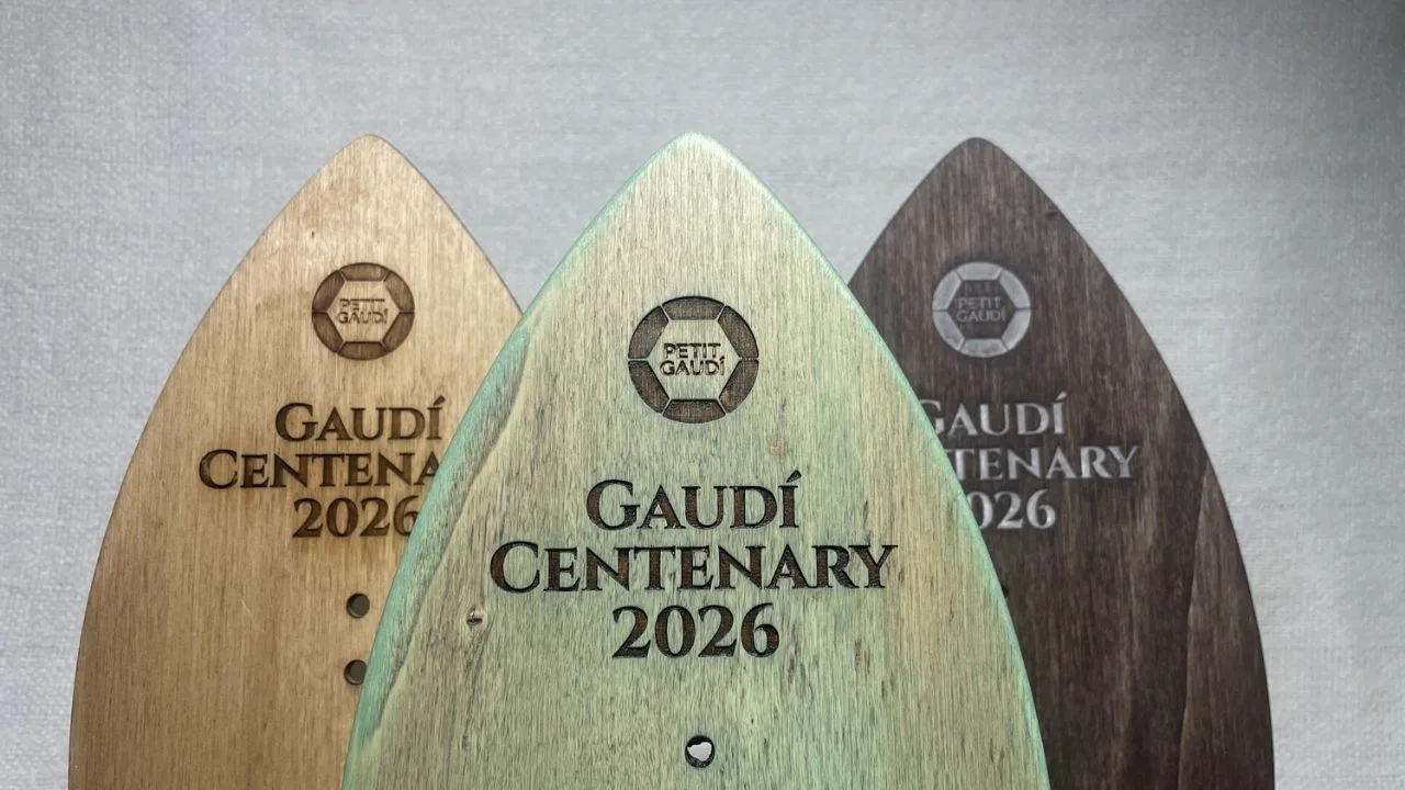 Tres piezas de madera grabadas con Gaudí Centenary 2026 y el logotipo de Petit Gaudí