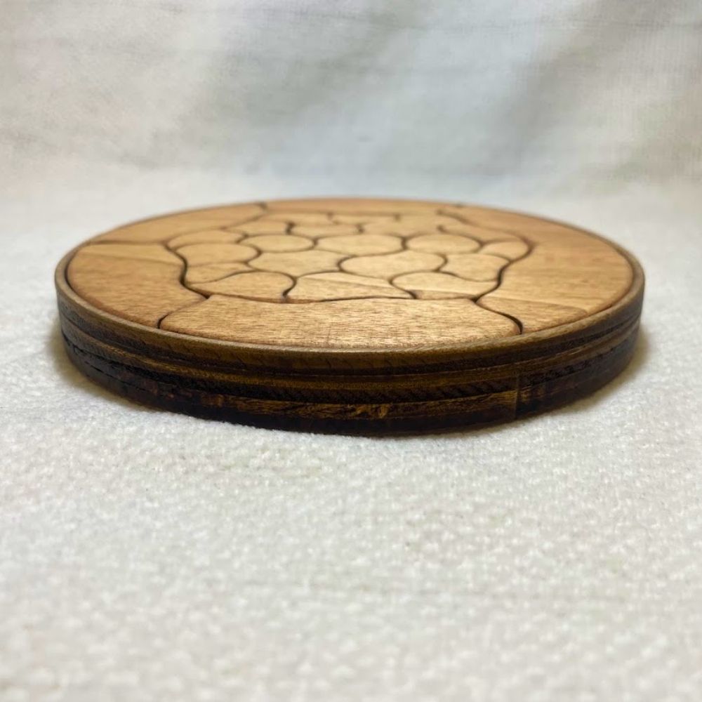 Puzzle Trencadís apoyado horizontalmente mostrando el grosor de la madera