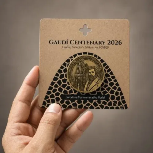 Medalla Centenario Gaudí 2026 en edición limitada de 500 unidades, presentada en packaging kraft.