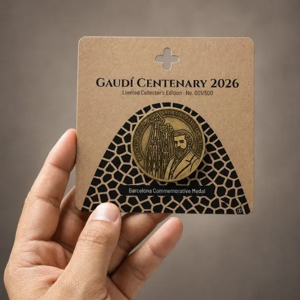 Medalla Centenario Gaudí 2026 en edición limitada de 500 unidades, presentada en packaging kraft.