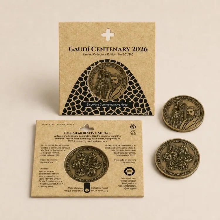 Medalla Gaudí 2026 con packaging kraft para regalo de empresa en Barcelona