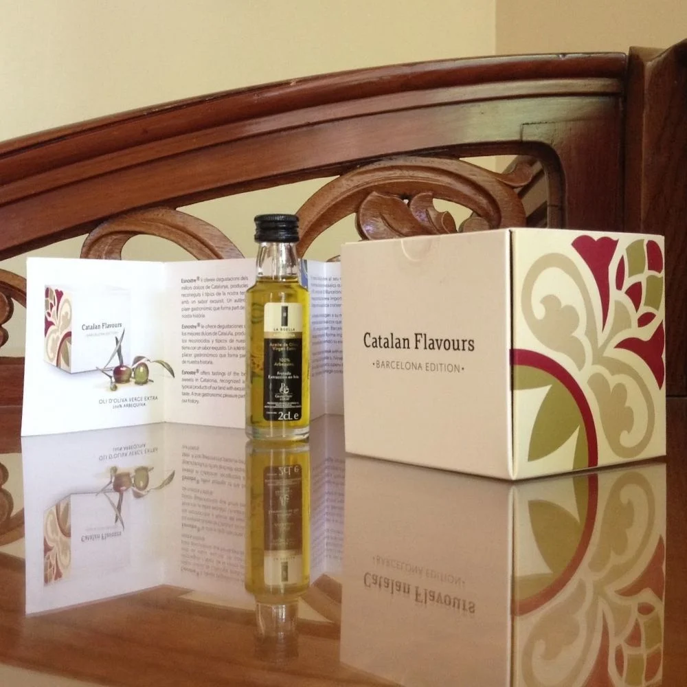 Pack gourmet con aceite de oliva y packaging personalizado como regalo de empresa en Barcelona