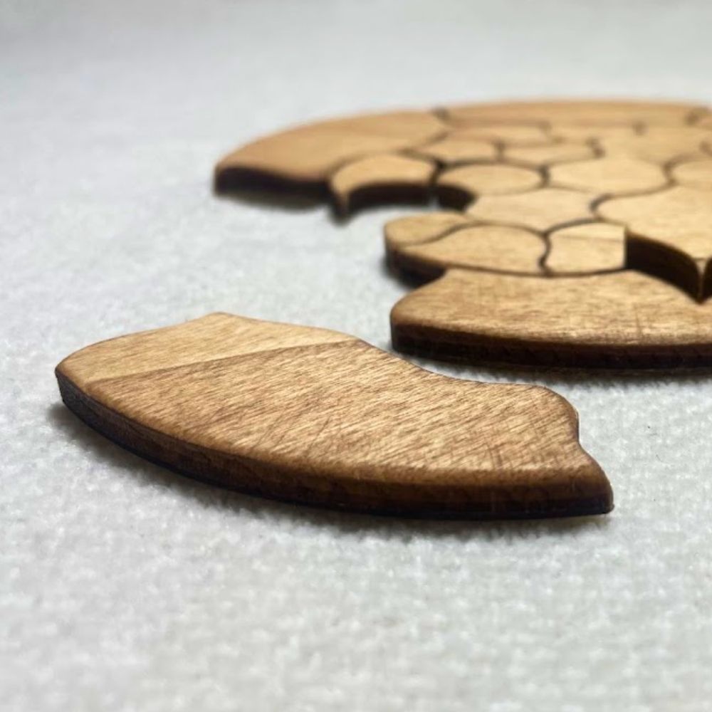 Pieza curva exterior separada del Puzzle Trencadís de madera