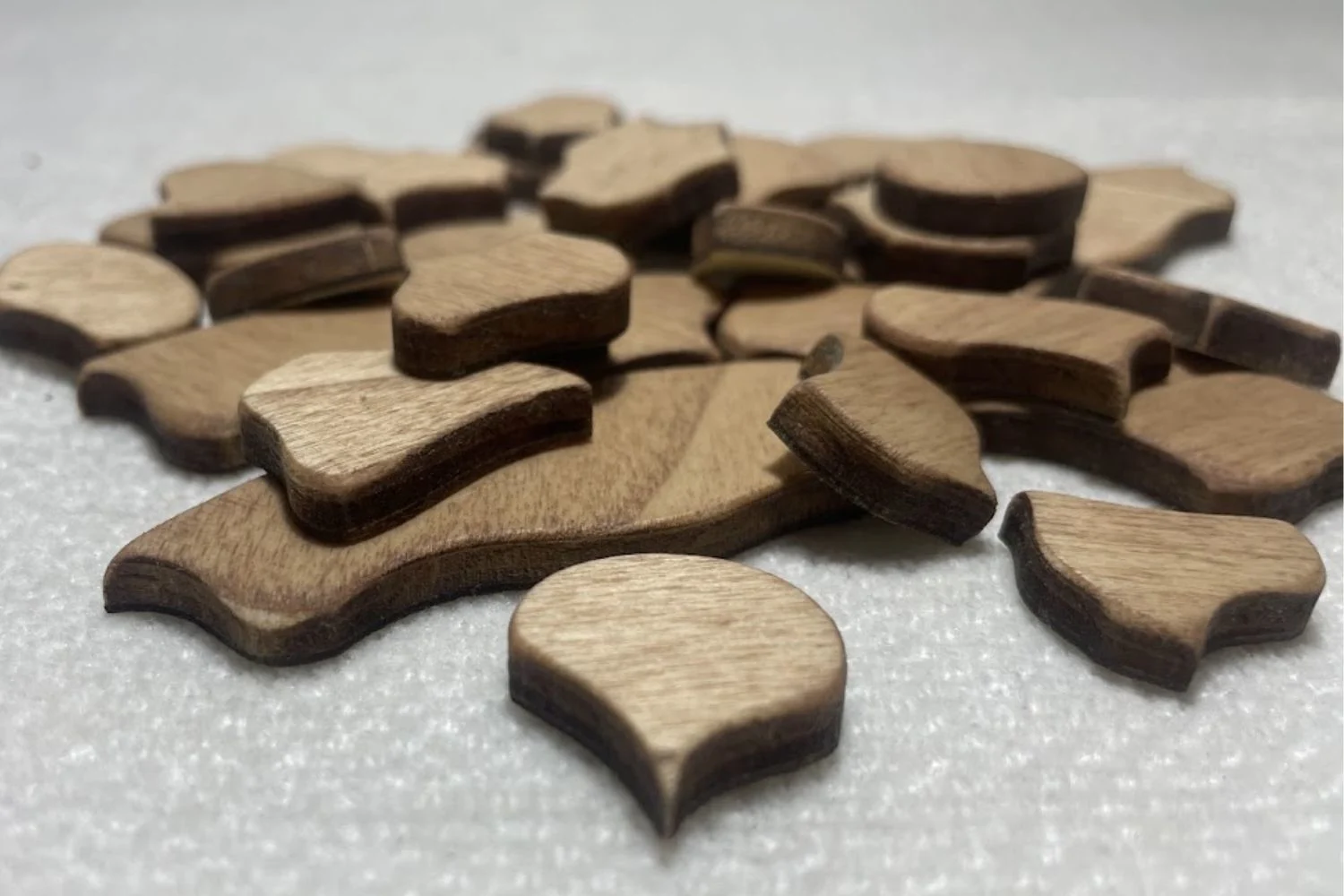 Piezas sueltas del Puzzle Trencadís elaboradas en madera natural