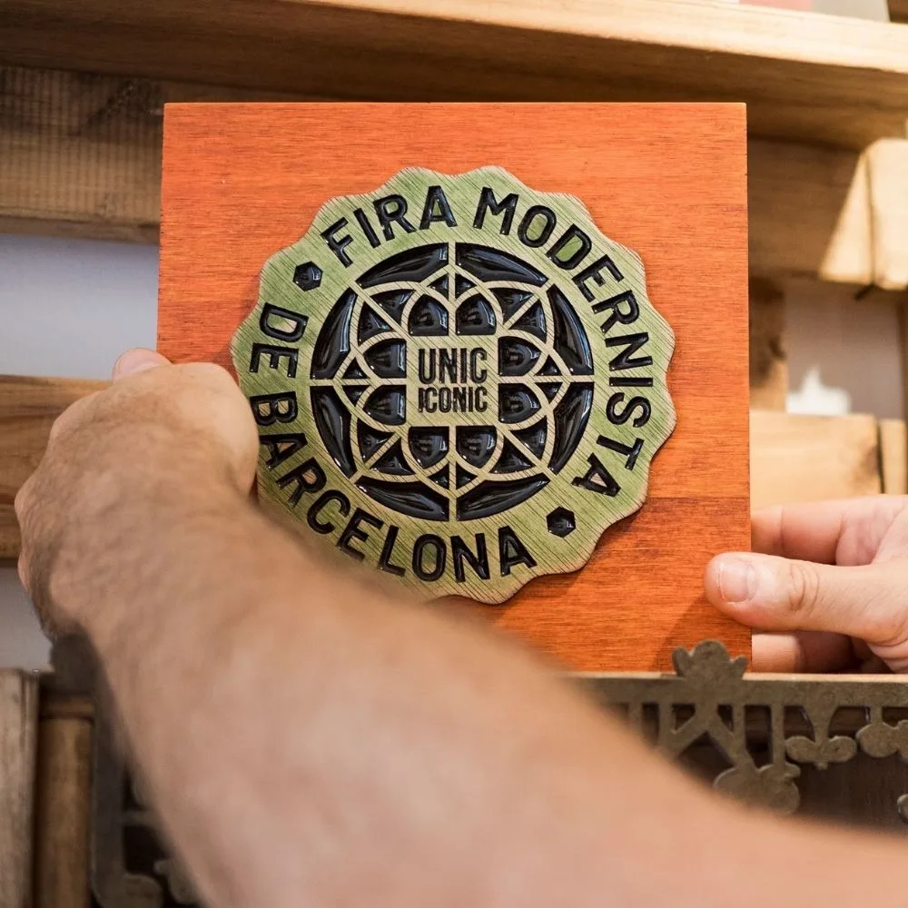 Placa de madera personalizada para regalos de empresa Placa de madera personalizada colocada a mano para un regalo de empresa artesanal en Barcelona